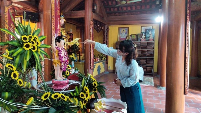 Leaders of agencies congratulate on Buddha's birthday to Tieu Dao pagoda